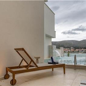 Selection of 5 bedroom seafront villas with heated pool on Ciovo near Trogir, sleeps 10